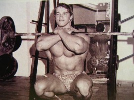 Heheh Arnold showing you what I call a "frankenstein" front squat.